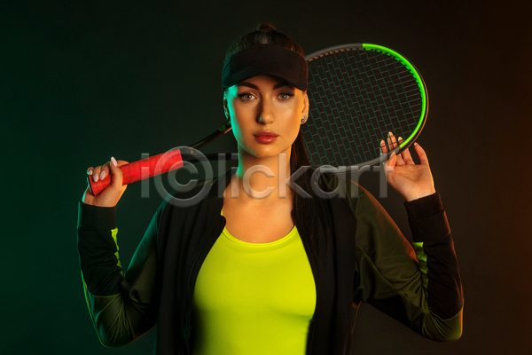 성인 성인여자한명만 여자 한명 JPG 앞모습 포토 해외이미지 검은배경 들기 상반신 실내 썬캡 응시 잡기 테니스 테니스라켓 테니스복 포즈