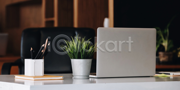 사람없음 JPG 포토 해외이미지 가구 거짓 공백 공책 교육 내부 노트북 디자인 라이프스타일 모니터 목재 방 백그라운드 비즈니스 빛 사무실 스크린 업무 우주 작업실 정보 정상 종이 주택 직업 직장 창문 책 책상 카피스페이스 컨셉 컴퓨터 키보드 탁자 펜 해외포토 흰색