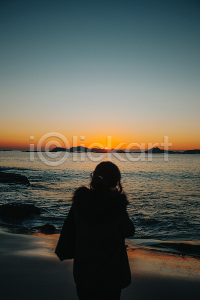 고독 사람 한명 JPG 뒷모습 포토 해외이미지 상반신 서기 야간 야외 일몰 풍경(경치) 하늘 해변