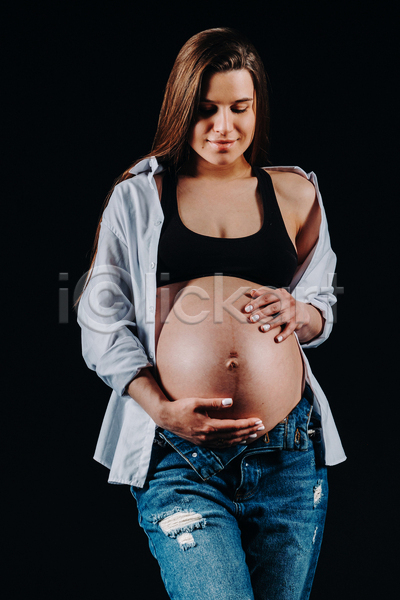 우아함 성인 성인여자한명만 여자 한명 JPG 앞모습 포토 해외이미지 감싸기 검은배경 상반신 셔츠 실내 응시 임산부 임신 청바지 포즈