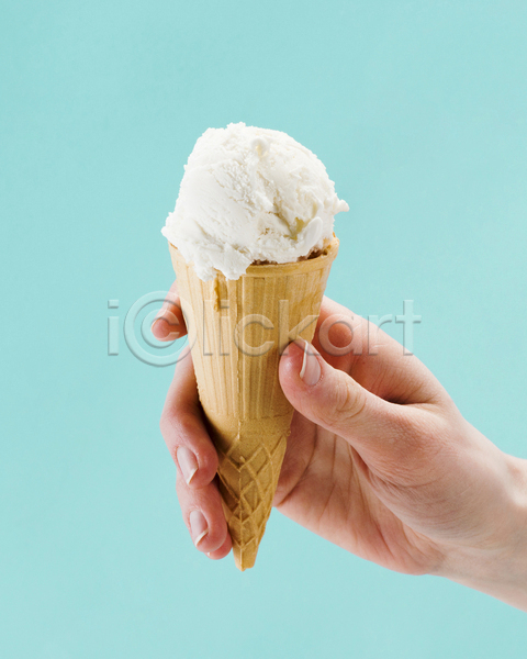 신체부위 JPG 포토 해외이미지 들기 민트색배경 손 스쿱 콘아이스크림 한개