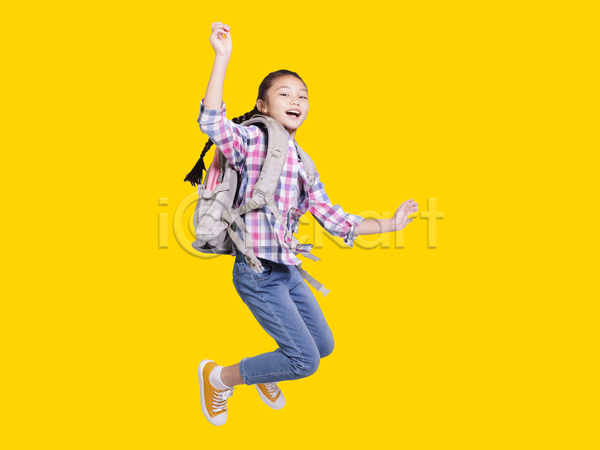 스마트 행복 10대 십대여자한명만 여자 한명 JPG 옆모습 포토 해외이미지 가방 노란배경 만세 미소(표정) 셔츠 손들기 전신 점프 체크무늬 학생