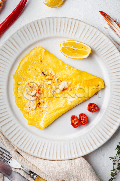 사람없음 JPG 포토 하이앵글 해외이미지 나이프 레몬 식탁보 실내 아침식사 오믈렛 접시 포크 홍고추 흰배경