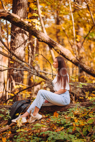 산책 성인 성인여자한명만 여자 한명 JPG 옆모습 포토 해외이미지 가방 가을(계절) 나무 단풍 미소(표정) 숲속 앉기 전신