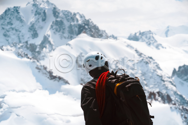 남자 성인 성인남자한명만 한명 JPG 뒷모습 포토 해외이미지 겨울 등산 백패커 백팩 산 상반신 설산 야외 장비 주간 풍경(경치) 헬멧