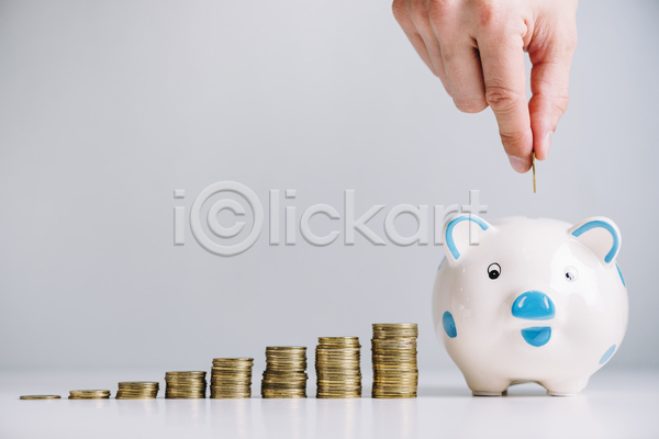 신체부위 JPG 포토 해외이미지 경제 금융 동전탑 돼지저금통 들기 손 실내 저축 흰배경