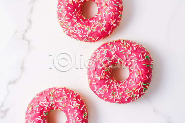 사람없음 JPG 포토 하이앵글 해외이미지 도넛 디저트 분홍색 세개 실내