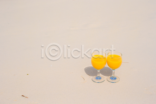 사람없음 JPG 포토 해외이미지 그림자 두잔 모래사장 야외 여름(계절) 여름풍경 오렌지주스 잔 주간