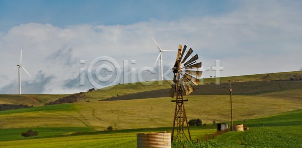사람없음 JPG 포토 해외이미지 고립 공원 구름 나무 나뭇가지 남쪽 땅 빨간색 숲 야외 언덕 여름 여행 영토 오지 자연 초록색 컬러풀 풍경 풍차 하늘 해외포토 호주 환경 휴가