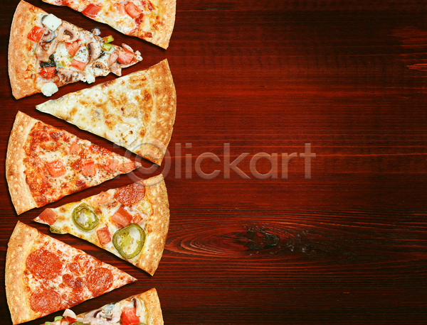 사람없음 JPG 포토 하이앵글 해외이미지 나무배경 실내 일렬 치즈피자 카피스페이스 콤비네이션피자 패스트푸드 페퍼로니 피자 피자조각