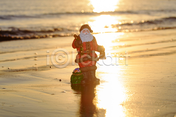 새로움 축하 사람없음 JPG 포토 해외이미지 겨울 구성 모래 모래사장 바다 배너 백그라운드 산타클로스 새해 여름(계절) 여행 연도 이국적 인사 일몰 장난감 질감 추상 컨셉 크리스마스 크리스마스장식 클라우스 패턴 포스터 휴가
