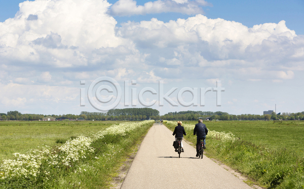 남자 두명 성인 성인만 여자 JPG 뒷모습 포토 해외이미지 구름(자연) 길 봄 승차 야외 자연 자전거 전신 주간 풍경(경치) 하늘