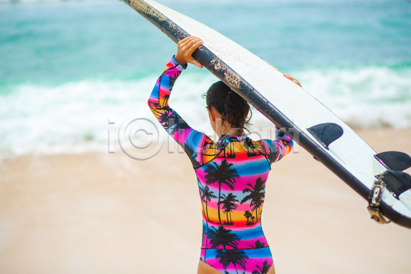성인 성인여자한명만 여자 한명 JPG 뒷모습 포토 해외이미지 들기 바다 상반신 서핑 서핑보드 수영복 야외 주간 파도