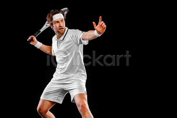 남자 성인 성인남자한명만 한명 JPG 앞모습 포토 해외이미지 가리킴 검은배경 들기 상반신 손뻗기 실내 썬캡 응시 테니스 테니스라켓 테니스복