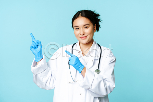 동양인 성인 성인여자한명만 여자 한명 JPG 앞모습 포토 해외이미지 가리킴 상반신 실내 의료진 의사 청진기 파란배경