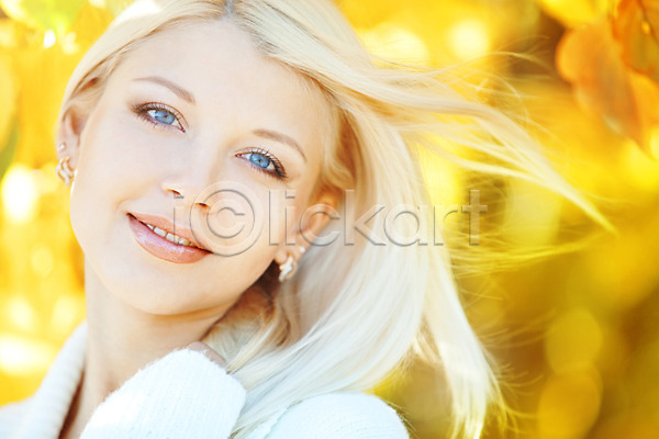 따뜻함 러블리 신선 청춘(젊음) 행복 사람 여자 한명 JPG 포토 해외이미지 가을(계절) 건강 계절 공원 금발 긍정 내추럴 라이프스타일 미소(표정) 스웨터 야외 얼굴 오렌지 옷 완벽 유행 잎 자연 포즈 피부 해외202004 흰색