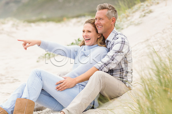 따뜻함 즐거움 함께함 40대 남자 두명 백인 여자 중년 JPG 포토 해외이미지 맑음 모래 바다 앉기 야외 여름(계절) 옷 커플 해외202004 휴가