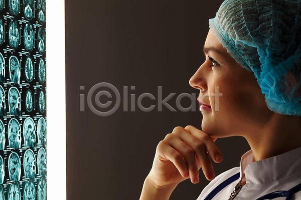 스마트 사람 여자 한명 JPG 포토 해외이미지 1 건강 건강관리 광선 뇌 돌봄 바쁨 방사선 병원 생각 서기 시험 실험실 암 약 엑스레이 외과 유니폼 의료성형뷰티 의사 직업 진료 질병 컨셉 해부 해외202004 흰색