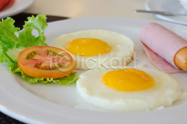 신선 사람없음 JPG 포토 해외이미지 계란 노란색 노른자 돼지고기 베이컨 빨간색 상추 소시지 식사 아침 아침식사 음식 접시 조각 채소 초록색 토마토 튀김 해외202004 흰색