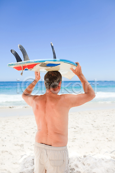 뜨거움 행복 남자 사람 성인 한명 JPG 포토 해외이미지 1 라이프스타일 모델 물 미소(표정) 백그라운드 서퍼 서핑 서핑보드 스포츠 여름(계절) 옛날 은퇴 잡기 취미 해외202004 휴가