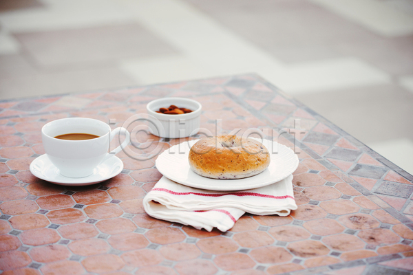 사람없음 JPG 아웃포커스 포토 해외이미지 그릇 아몬드 야외 접시 주간 천(직물) 커피 커피잔 컵받침 탁자