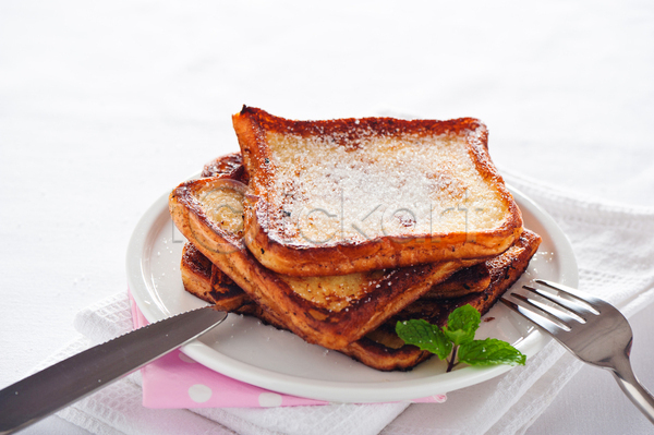 달콤 사람없음 JPG 포토 해외이미지 나이프 민트 설탕 식탁보 실내 아침식사 접시 토스트 포크 흰배경