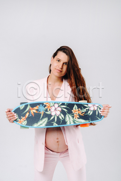 성인 성인여자한명만 여자 한명 JPG 앞모습 포토 해외이미지 들기 상반신 스케이트보드 실내 엄마 응시 임산부 임신 정장 흰배경