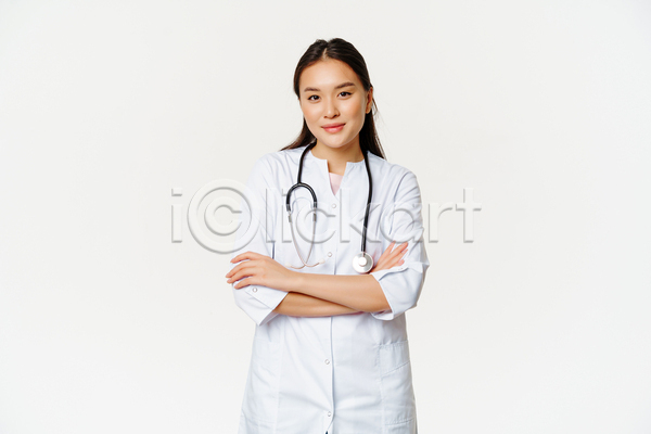 성인 성인여자한명만 여자 한명 JPG 앞모습 포토 해외이미지 상반신 의료진 의사 청진기 팔짱 흰배경