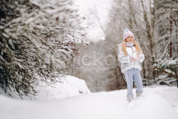 소녀(어린이) 소녀한명만 어린이 여자 한명 JPG 앞모습 포토 해외이미지 걷기 겨울 눈(날씨) 눈덮임 들기 야외 전신 주간 패딩