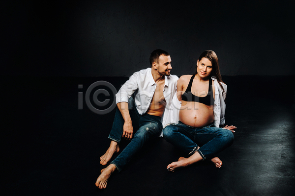 남자 두명 성인 성인만 여자 JPG 앞모습 포토 해외이미지 검은배경 부부 셔츠 실내 앉기 응시 임산부 임신 전신 청바지 포즈