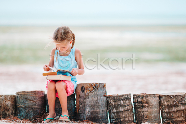 소녀(어린이) 소녀한명만 어린이 여자 한명 JPG 아웃포커스 포토 해외이미지 나무울타리 독서 앉기 야외 잡기 전신 주간 책 통나무