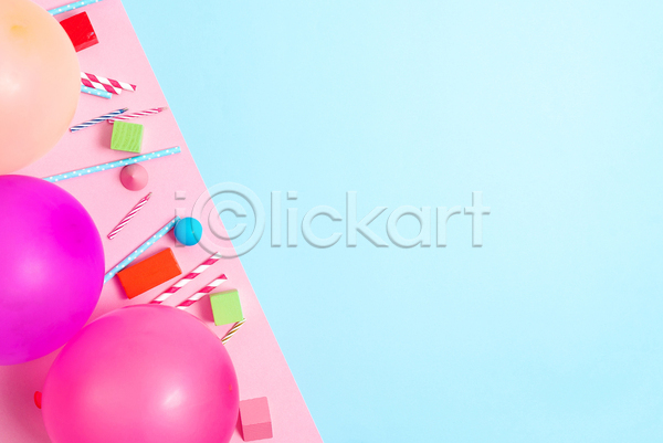 즐거움 축하 사람없음 JPG 포토 하이앵글 해외이미지 분홍색배경 빨대 생일 실내 초 카피스페이스 파란배경 파티 풍선