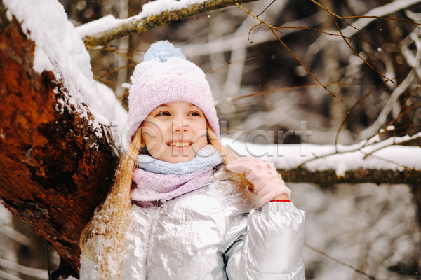 소녀(어린이) 소녀한명만 어린이 여자 한명 JPG 아웃포커스 앞모습 포토 해외이미지 겨울 나무 미소(표정) 상반신 야외 주간 털모자 패딩