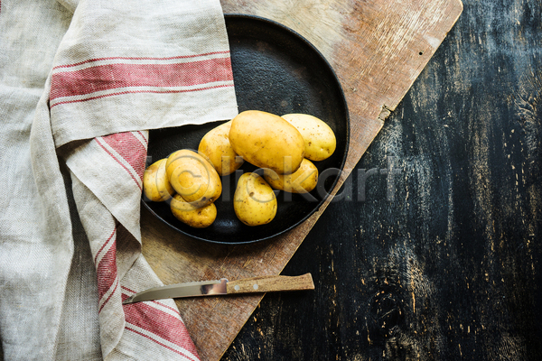 사람없음 JPG 포토 하이앵글 해외이미지 감자 나무배경 나이프 실내 접시 천(직물)