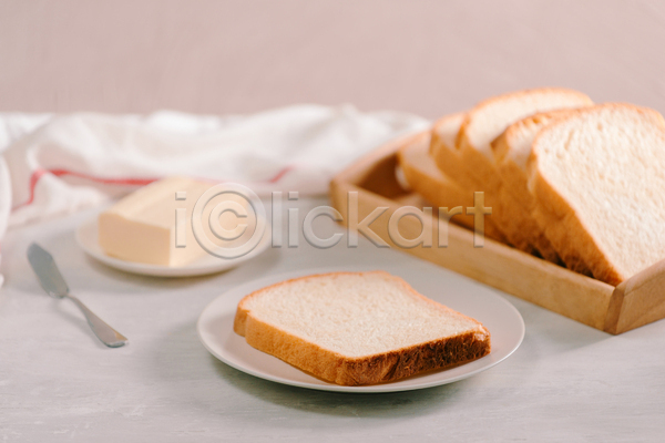 사람없음 JPG 포토 해외이미지 나무쟁반 버터 버터나이프 식빵 실내 접시 천(직물) 탁자