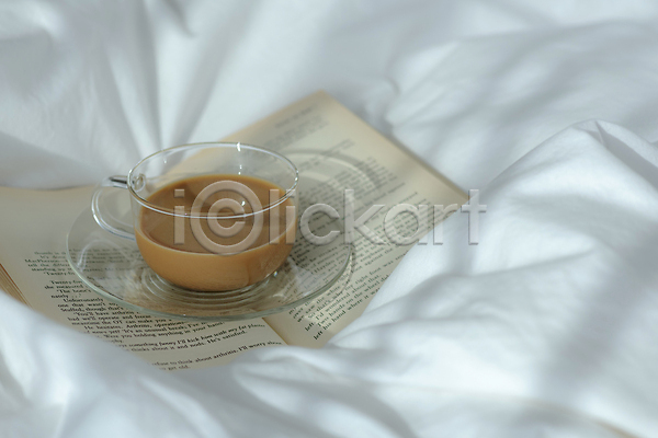 빈티지 사람없음 JPG 포토 겨울 실내 책 침대 커피 커피잔 컵받침 크리스마스 크리스마스용품 햇빛 흰배경