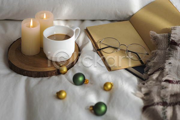 사람없음 JPG 포토 겨울 공책 나무받침 담요 베개 실내 안경 오너먼트 초 침대 커피 컵 크리스마스 크리스마스용품