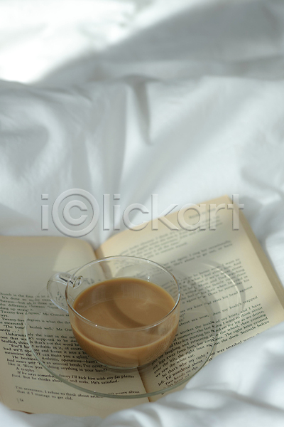 빈티지 사람없음 JPG 포토 겨울 실내 책 침대 카피스페이스 커피 커피잔 컵받침 크리스마스 크리스마스용품 햇빛
