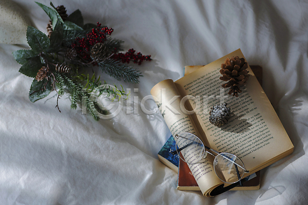 빈티지 사람없음 JPG 포토 하이앵글 겨울 솔방울 실내 안경 조화 책 크리스마스 크리스마스용품 호랑가시나무열매