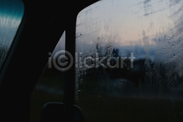 사람없음 JPG 포토 해외이미지 비(날씨) 습기 실내 야간 어둠 자동차내부 차안 창문 풍경(경치)