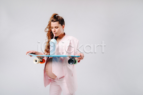 성인 성인여자한명만 여자 한명 JPG 옆모습 포토 해외이미지 들기 마시기 받침대 상반신 스케이트보드 실내 엄마 응시 임산부 임신 장난 정장 텀블러 흰배경