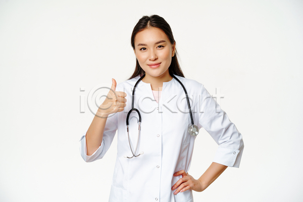 성인 성인여자한명만 여자 한명 JPG 앞모습 포토 해외이미지 따봉 상반신 의료진 의사 청진기 허리손 흰배경