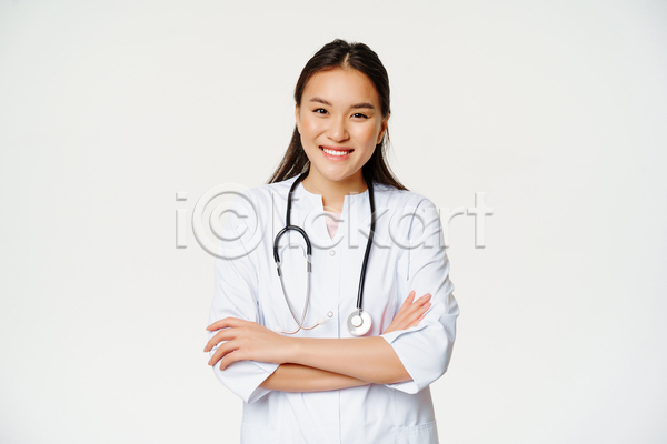 성인 성인여자한명만 여자 한명 JPG 앞모습 포토 해외이미지 상반신 의료진 의사 청진기 팔짱 흰배경