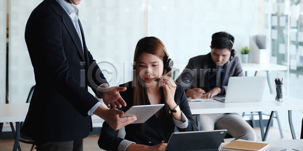 도움 소통 남자 사람 세명 JPG 포토 해외이미지 고객 그룹 대리인 대화 동료 마이크 부름 비즈니스맨 비즈니스우먼 사무실 상담원 서비스 세일 스마트폰 실내 안내원 앉기 운영자 응시 작업 전화기 중개인 지원 직업 직원 직장 책상 컨설턴트 텔레마케팅 해외포토 헤드폰 헬프
