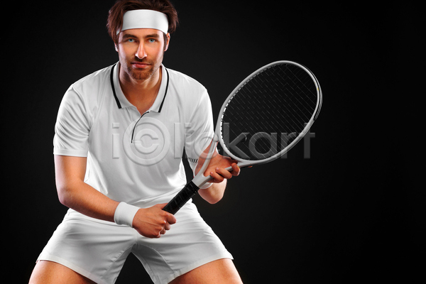 성인 성인남자한명만 한명 JPG 앞모습 포토 해외이미지 검은배경 들기 상반신 서기 실내 응시 테니스 테니스라켓 테니스복