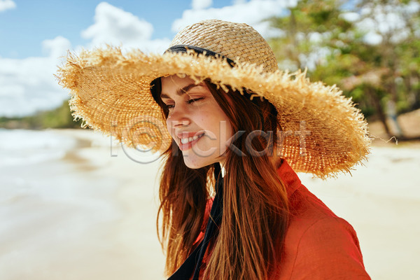 여유 휴식 성인 성인여자한명만 여자 한명 JPG 아웃포커스 옆모습 포토 해외이미지 미소(표정) 밀짚모자 바캉스 상반신 야외 여름(계절) 여름휴가 주간 해변