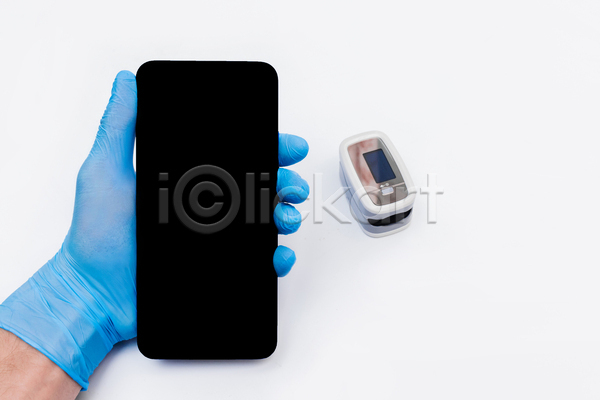 신체부위 JPG 포토 해외이미지 들기 라텍스 산소포화도측정기 손 스마트폰 실내 장갑 측정기 흰배경