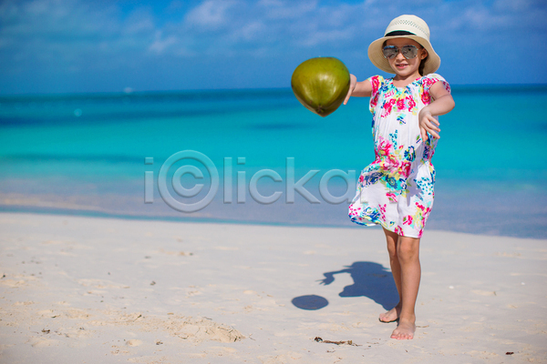 휴식 백인 소녀(어린이) 소녀한명만 어린이 여자 한명 JPG 앞모습 포토 해외이미지 들기 라이프스타일 바캉스 서기 선글라스 수영복 야외 여름(계절) 여름휴가 전신 주간 코코넛 해변