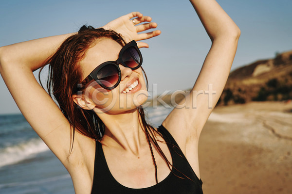 여유 휴식 성인 성인여자한명만 여자 한명 JPG 앞모습 포토 해외이미지 미소(표정) 바캉스 상반신 선글라스 손들기 야외 여름(계절) 여름휴가 주간 해변