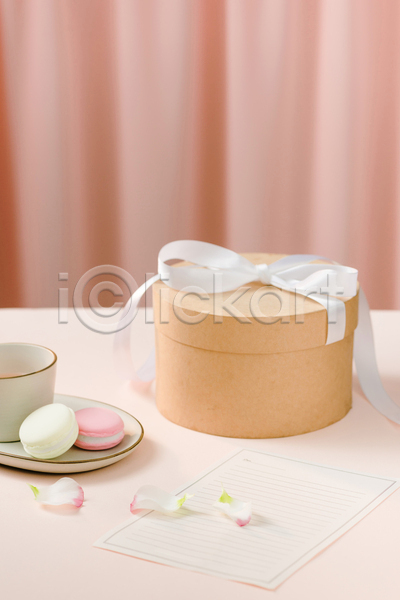 사람없음 JPG 포토 해외이미지 기념일 꽃잎 리본 마카롱 선물상자 실내 컵 탁자 편지봉투